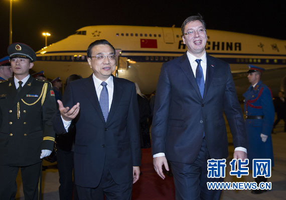 12月15日，國(guó)務(wù)院總理李克強(qiáng)抵達(dá)貝爾格萊德，出席中國(guó)－中東歐國(guó)家領(lǐng)導(dǎo)人會(huì)晤并正式訪問(wèn)塞爾維亞，塞爾維亞總理武契奇到機(jī)場(chǎng)迎接。新華社記者 黃敬文 攝
