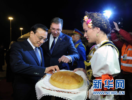 12月15日，國(guó)務(wù)院總理李克強(qiáng)抵達(dá)貝爾格萊德，出席中國(guó)－中東歐國(guó)家領(lǐng)導(dǎo)人會(huì)晤并正式訪問(wèn)塞爾維亞，塞爾維亞總理武契奇到機(jī)場(chǎng)迎接。新華社記者 饒愛(ài)民 攝