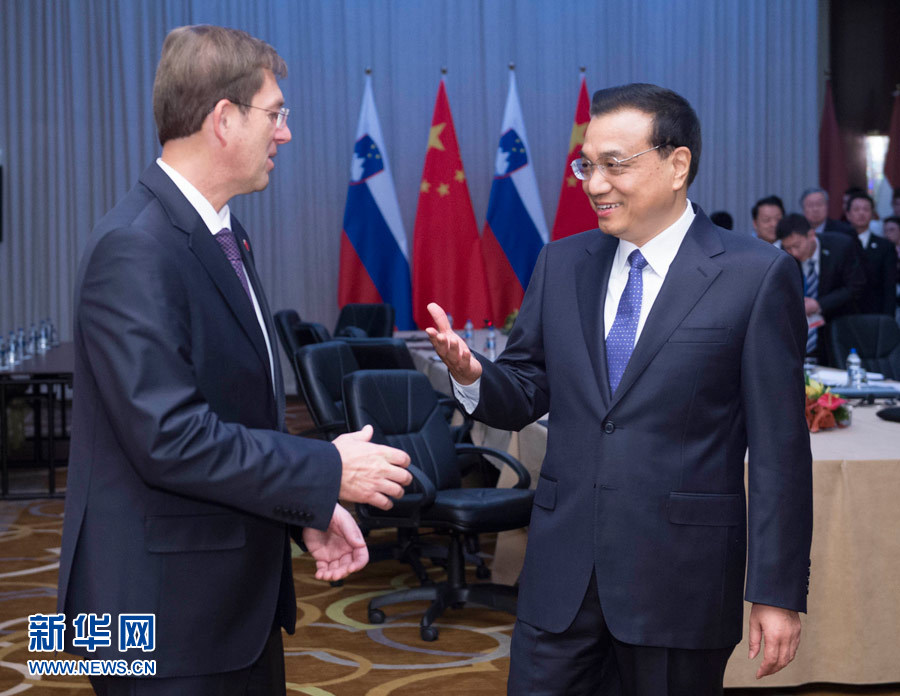 12月16日，中國國務(wù)院總理李克強在貝爾格萊德會見斯洛文尼亞總理采拉爾。 新華社記者黃敬文攝