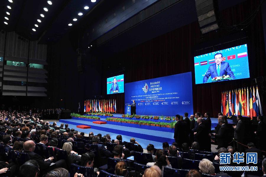12月16日，國務院總理李克強在貝爾格萊德與中東歐國家領導人共同出席中國－中東歐國家第四屆經貿論壇開幕式并致辭。 新華社記者 饒愛民攝 