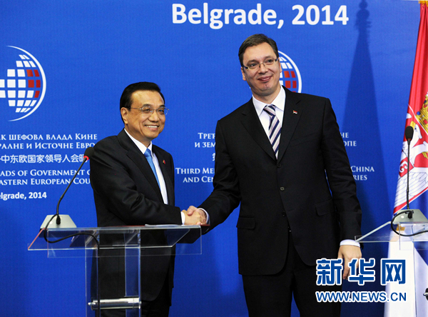 12月16日，國務院總理李克強在貝爾格萊德出席第三次中國-中東歐國家領(lǐng)導人會晤后，與塞爾維亞總理武契奇共同會見記者。 新華社記者饒愛民 攝