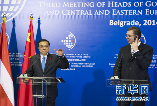 12月16日，國務院總理李克強在貝爾格萊德出席第三次中國-中東歐國家領(lǐng)導人會晤后，與塞爾維亞總理武契奇共同會見記者。 新華社記者黃敬文 攝