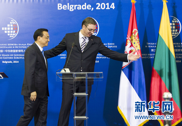 12月16日，國務院總理李克強在貝爾格萊德出席第三次中國-中東歐國家領(lǐng)導人會晤后，與塞爾維亞總理武契奇共同會見記者。 新華社記者黃敬文 攝