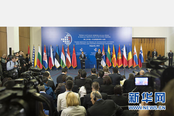 12月16日，國務院總理李克強在貝爾格萊德出席第三次中國-中東歐國家領(lǐng)導人會晤后，與塞爾維亞總理武契奇共同會見記者。 新華社記者黃敬文 攝