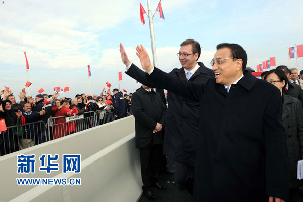 12月18日，中國國務院總理李克強在貝爾格萊德同塞爾維亞總理武契奇共同出席貝爾格萊德跨多瑙河大橋竣工儀式。這是李克強與武契奇在儀式現場向塞爾維亞群眾揮手致意。新華社記者 饒愛民 攝