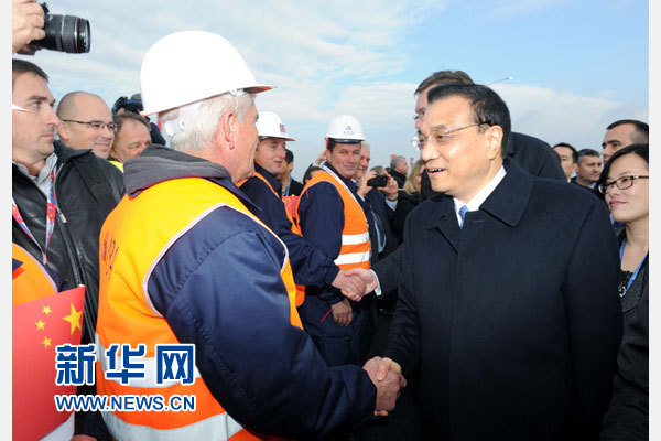 12月18日，中國國務院總理李克強在貝爾格萊德同塞爾維亞總理武契奇共同出席貝爾格萊德跨多瑙河大橋竣工儀式。這是李克強同大橋建設者親切交流。新華社記者 饒愛民 攝