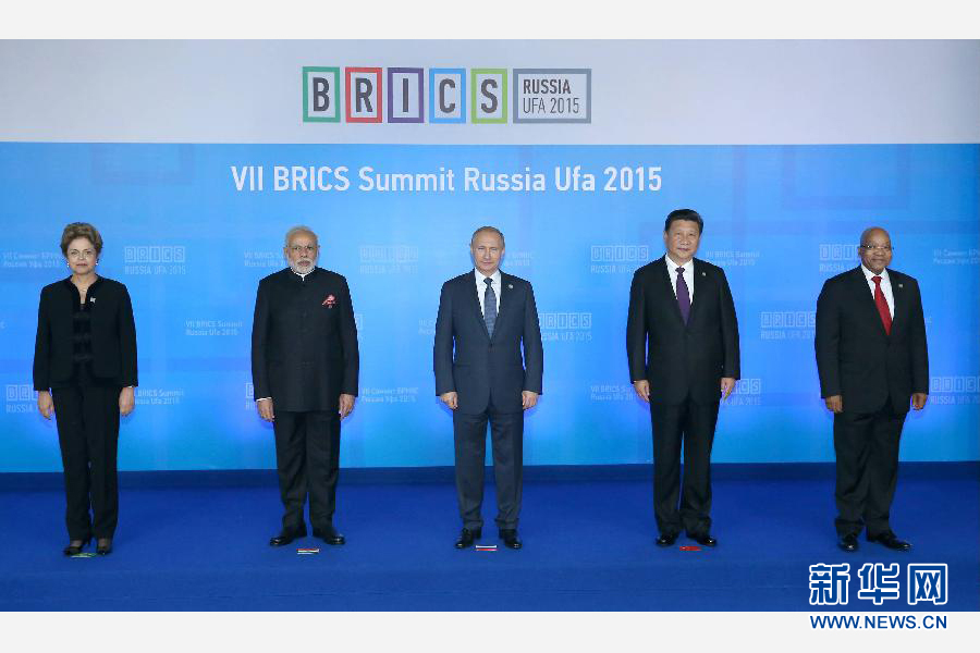 7月9日，金磚國家領導人第七次會晤在俄羅斯烏法舉行。中國國家主席習近平、俄羅斯總統普京、巴西總統羅塞夫、印度總理莫迪、南非總統祖馬出席。這是金磚國家領導人集體合影。新華社記者 龐興雷 攝
