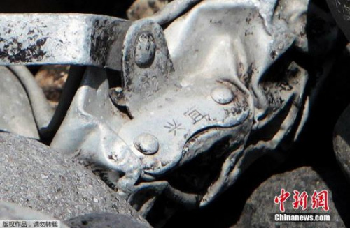 圖為疑似飛機金屬殘片上刻有中文&ldquo;宜興&rdquo;兩字。