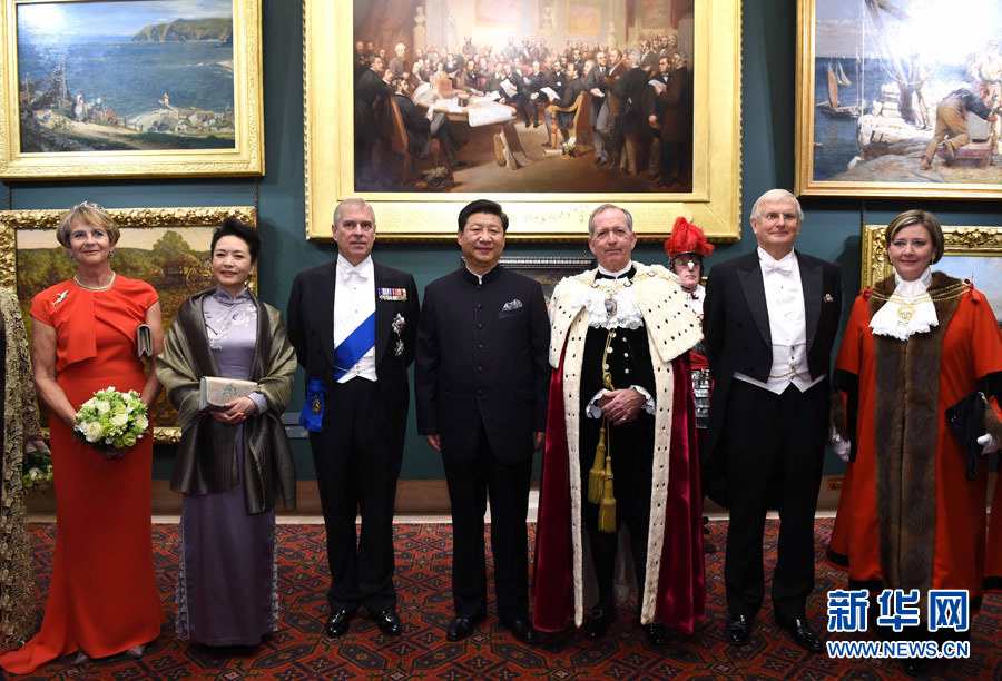 當地時間10月21日，國家主席習近平在倫敦金融城市政廳發表題為《共倡開放包容共促和平發展》的重要演講。這是習近平和夫人彭麗媛同嘉賓合影。 新華社記者 饒愛民 攝