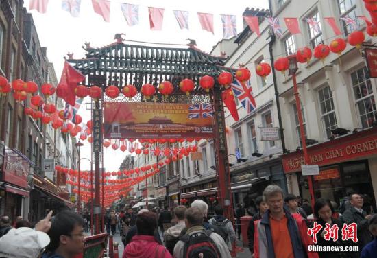 習(xí)近平主席訪問(wèn)英國(guó)，倫敦唐人街掛出大紅燈籠和中英兩國(guó)國(guó)旗。 <a target='_blank' ><p  align=