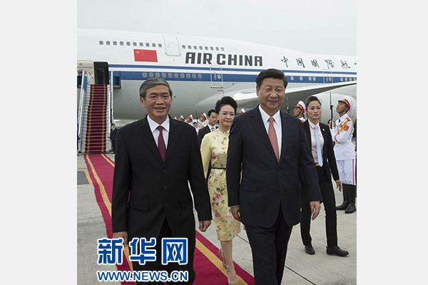 11月5日，中共中央總書記、國家主席習近平抵達越南首都河內(nèi)，開始對越南進行國事訪問。這是越南高級官員到機場迎接習近平和夫人彭麗媛。新華社記者李學仁攝