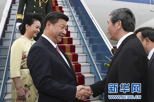 11月5日，中共中央總書記、國家主席習近平抵達越南首都河內(nèi)，開始對越南進行國事訪問。這是越南高級官員到機場迎接習近平和夫人彭麗媛。新華社記者蘭紅光攝 