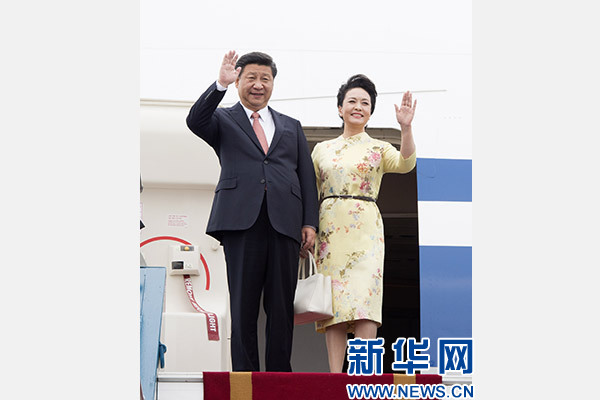 11月5日，中共中央總書記、國家主席習近平抵達越南首都河內(nèi)，開始對越南進行國事訪問。這是習近平和夫人彭麗媛步出艙門向歡迎人群揮手致意。新華社記者 李學仁 攝