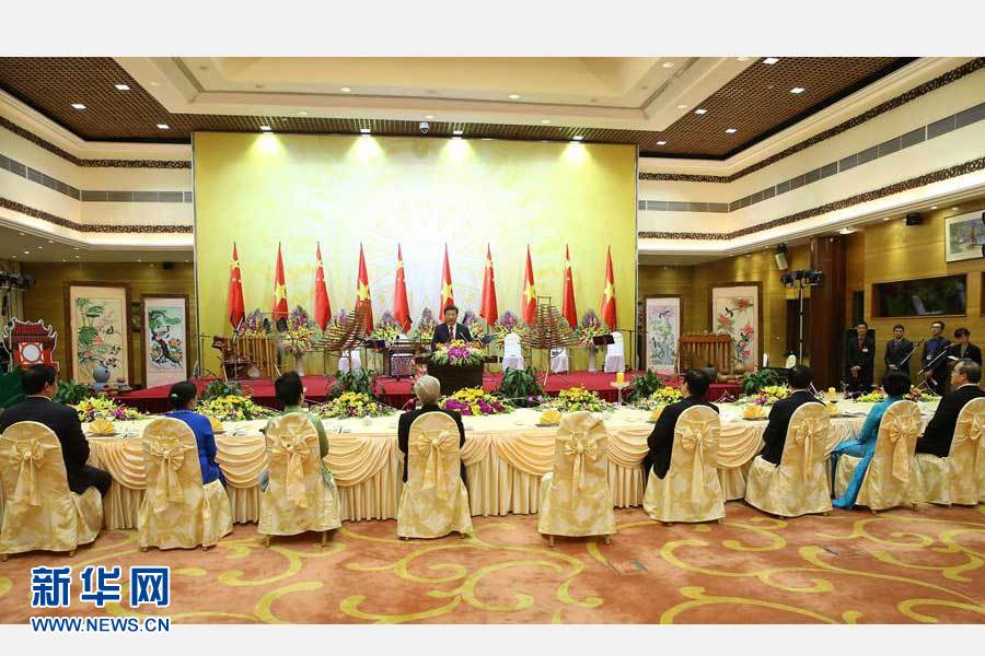 11月5日，中共中央總書記、國家主席習近平和夫人彭麗媛出席越共中央總書記阮富仲和越南國家主席張晉創(chuàng)在河內(nèi)國際會議中心舉行的盛大歡迎晚宴。新華社記者 龐興雷 攝 