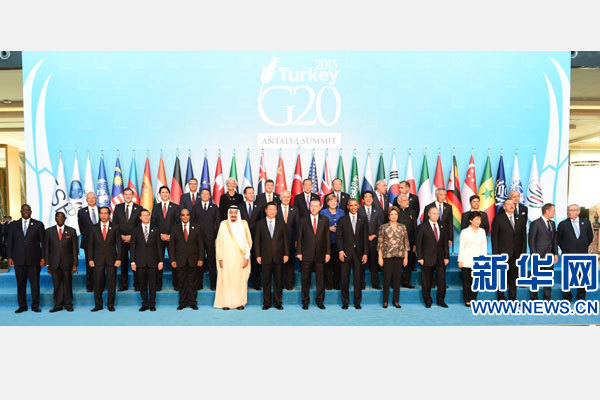 11月15日，二十國集團領導人第十次峰會在土耳其安塔利亞舉行。國家主席習近平出席并發表題為《創新增長路徑共享發展成果》的重要講話。這是習近平主席同與會領導人合影。 新華社記者 李學仁 攝