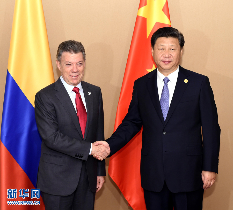 11月18日，國(guó)家主席習(xí)近平在菲律賓馬尼拉會(huì)見(jiàn)哥倫比亞總統(tǒng)桑托斯。 新華社記者 饒愛(ài)民 攝