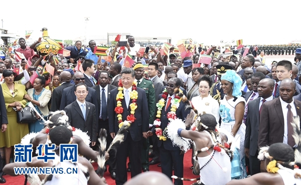 12月1日，中國國家主席習近平乘專機抵達津巴布韋首都哈拉雷，開始對津巴布韋進行國事訪問。津巴布韋總統穆加貝在機場舉行隆重歡迎儀式。這是當地民眾跳起歡快熱情的傳統舞蹈，歡迎習近平和彭麗媛到訪。新華社記者 謝環馳 攝 