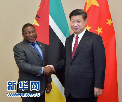 12月3日，國家主席習近平在約翰內(nèi)斯堡會見莫桑比克總統(tǒng)紐西。新華社記者 李濤 攝 
