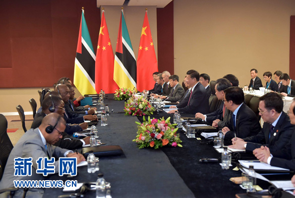 12月3日，國家主席習近平在約翰內(nèi)斯堡會見莫桑比克總統(tǒng)紐西。新華社記者 李濤 攝 