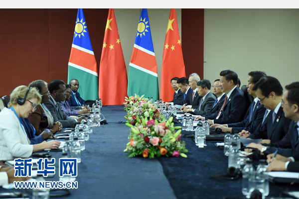 12月4日，國(guó)家主席習(xí)近平在約翰內(nèi)斯堡會(huì)見(jiàn)納米比亞總統(tǒng)根哥布。 新華社記者 張鐸 攝