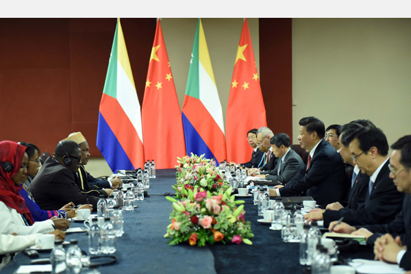 12月4日，國家主席習近平在約翰內斯堡會見科摩羅總統伊基利盧。 新華社記者 張鐸 攝 

