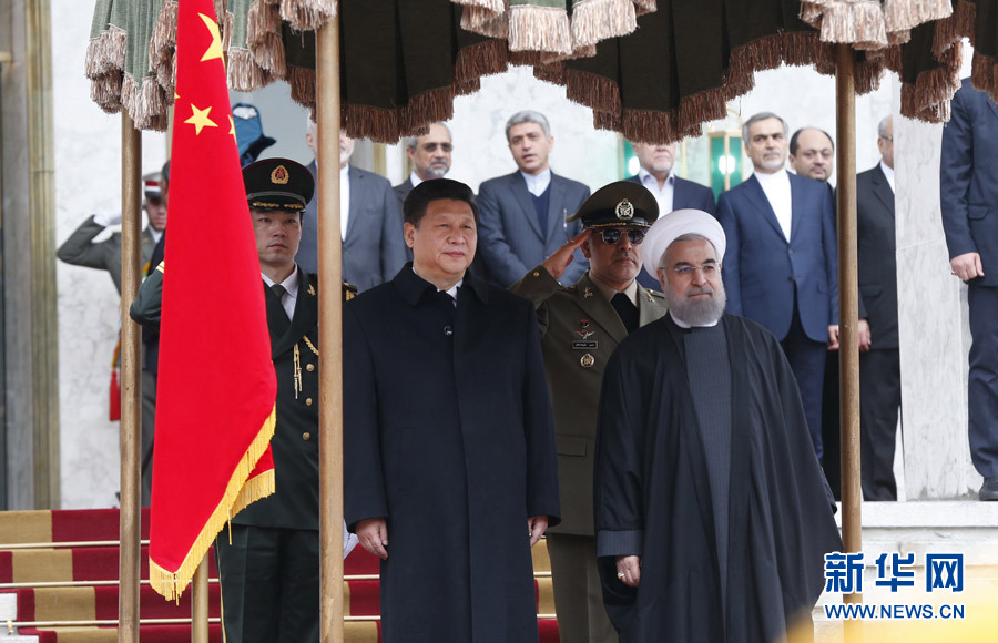 1月23日，國家主席習近平同伊朗總統(tǒng)魯哈尼在德黑蘭薩德阿巴德王宮舉行會談。這是會談前，習近平主席出席魯哈尼總統(tǒng)舉行的隆重歡迎儀式。新華社記者 鞠鵬 攝