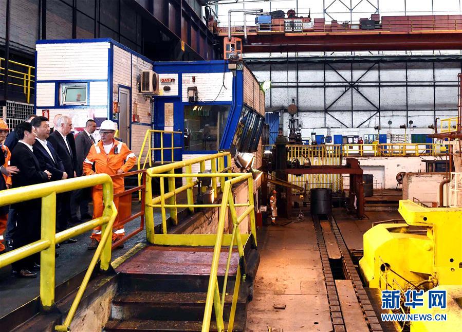 6月19日上午，國(guó)家主席習(xí)近平在貝爾格萊德參觀河鋼集團(tuán)塞爾維亞斯梅代雷沃鋼廠。 新華社記者 饒愛(ài)民 攝