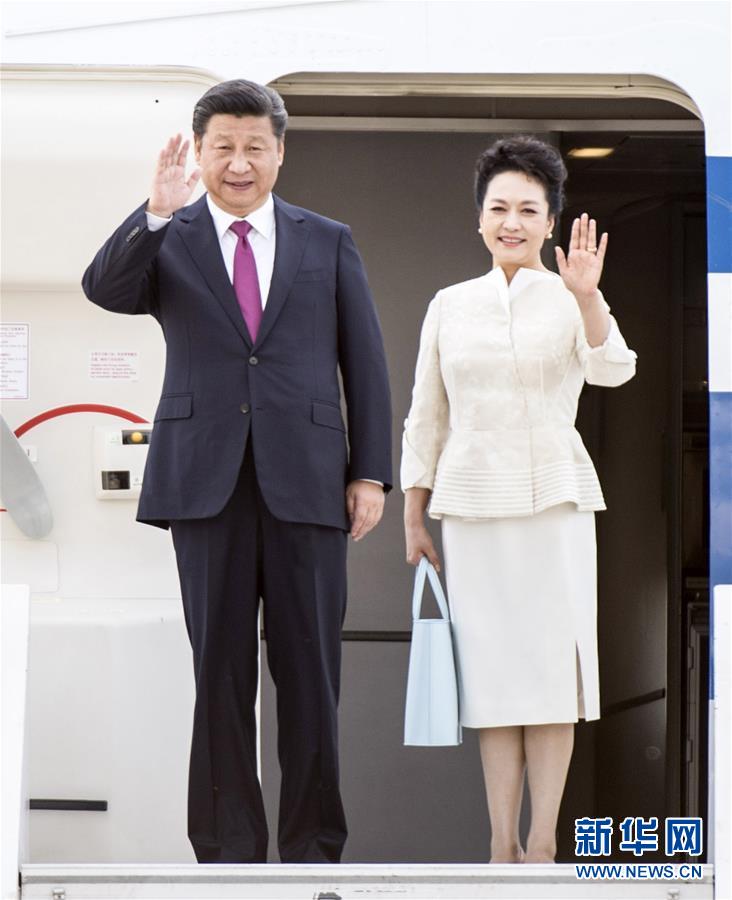 6月19日，國家主席習(xí)近平抵達(dá)華沙，開始對波蘭共和國進(jìn)行國事訪問。這是習(xí)近平和夫人彭麗媛步出艙門。 新華社記者 謝環(huán)馳 攝 