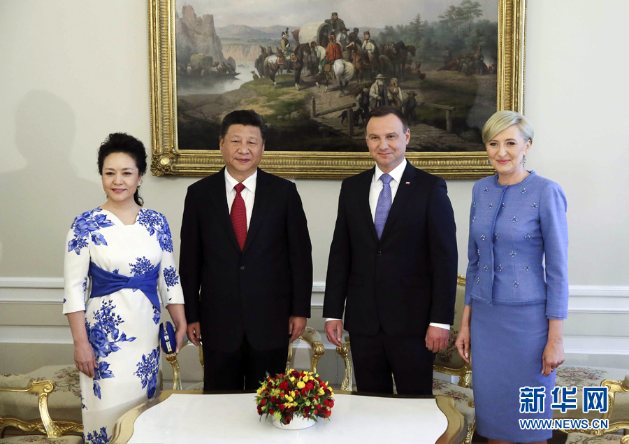 6月20日，國(guó)家主席習(xí)近平出席波蘭總統(tǒng)杜達(dá)在華沙總統(tǒng)府舉行的隆重歡迎儀式。歡迎儀式后，習(xí)近平和夫人彭麗媛同杜達(dá)和夫人阿加塔簡(jiǎn)短寒暄。新華社記者 蘭紅光 攝