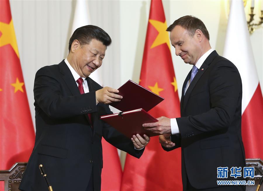 6月20日，國家主席習近平在華沙同波蘭總統(tǒng)杜達舉行會談。這是會談后，兩國元首共同簽署《中華人民共和國和波蘭共和國關于建立全面戰(zhàn)略伙伴關系的聯(lián)合聲明》。新華社記者蘭紅光攝