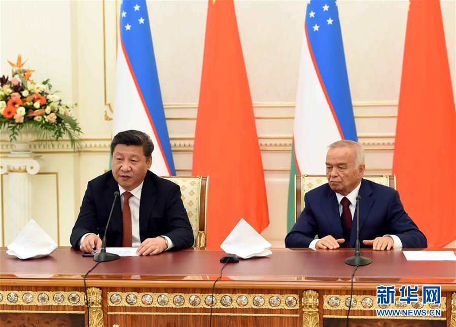 6月22日，國家主席習近平在塔什干庫克薩萊國賓館同烏茲別克斯坦總統(tǒng)卡里莫夫舉行會談。會談后，兩國元首共同會見記者。 新華社記者饒愛民攝