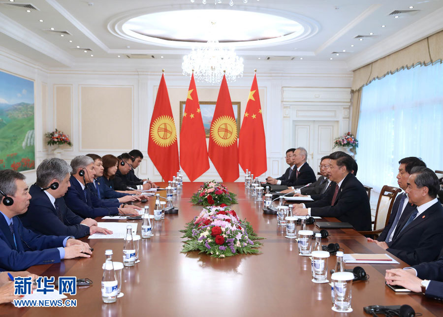 6月24日，國家主席習近平在烏茲別克斯坦塔什干會見吉爾吉斯斯坦總統阿坦巴耶夫。 新華社記者 馬占成 攝