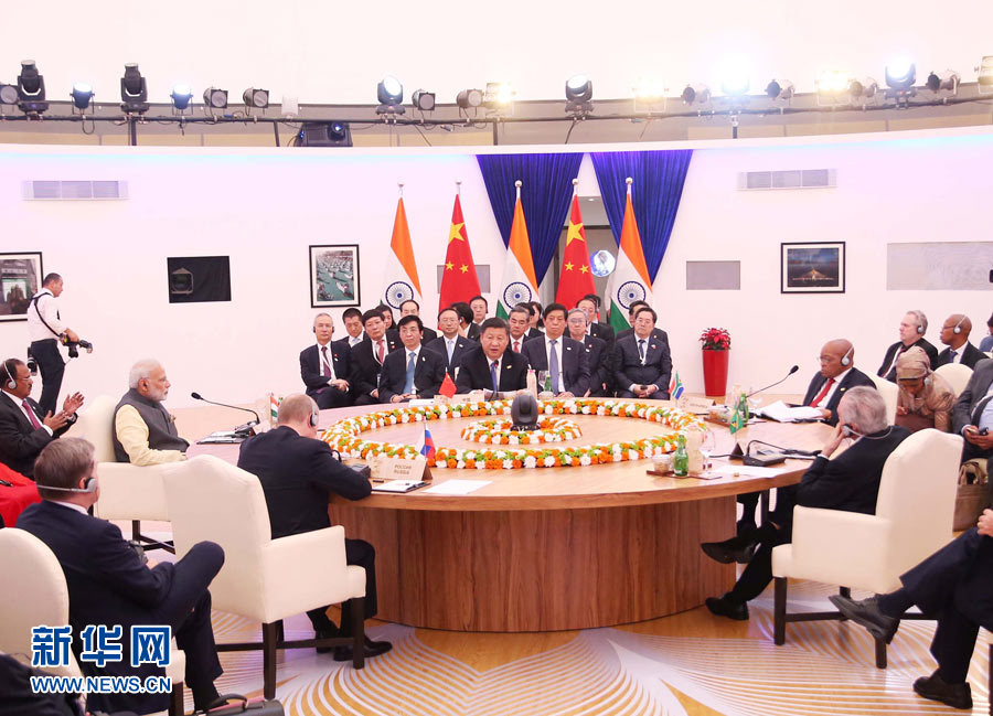 10月16日，金磚國家領(lǐng)導(dǎo)人第八次會(huì)晤在印度果阿舉行。中國國家主席習(xí)近平、印度總理莫迪、南非總統(tǒng)祖馬、巴西總統(tǒng)特梅爾、俄羅斯總統(tǒng)普京出席。習(xí)近平發(fā)表題為《堅(jiān)定信心　共謀發(fā)展》的重要講話。新華社記者姚大偉攝 
