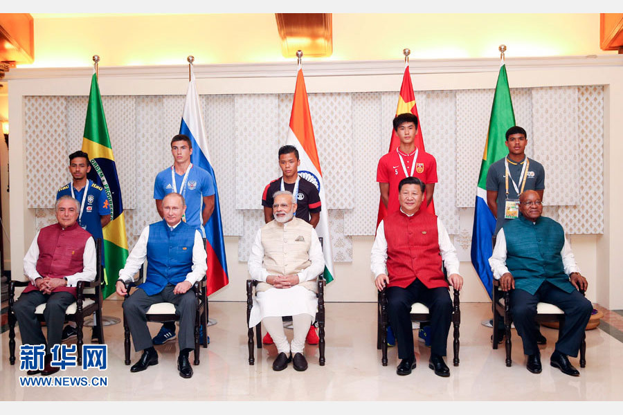 10月15日，國家主席習(xí)近平與印度總理莫迪、南非總統(tǒng)祖馬、巴西總統(tǒng)特梅爾、俄羅斯總統(tǒng)普京在印度果阿同參加金磚國家17歲以下少年足球賽的各國代表隊(duì)隊(duì)長合影。新華社記者姚大偉攝 