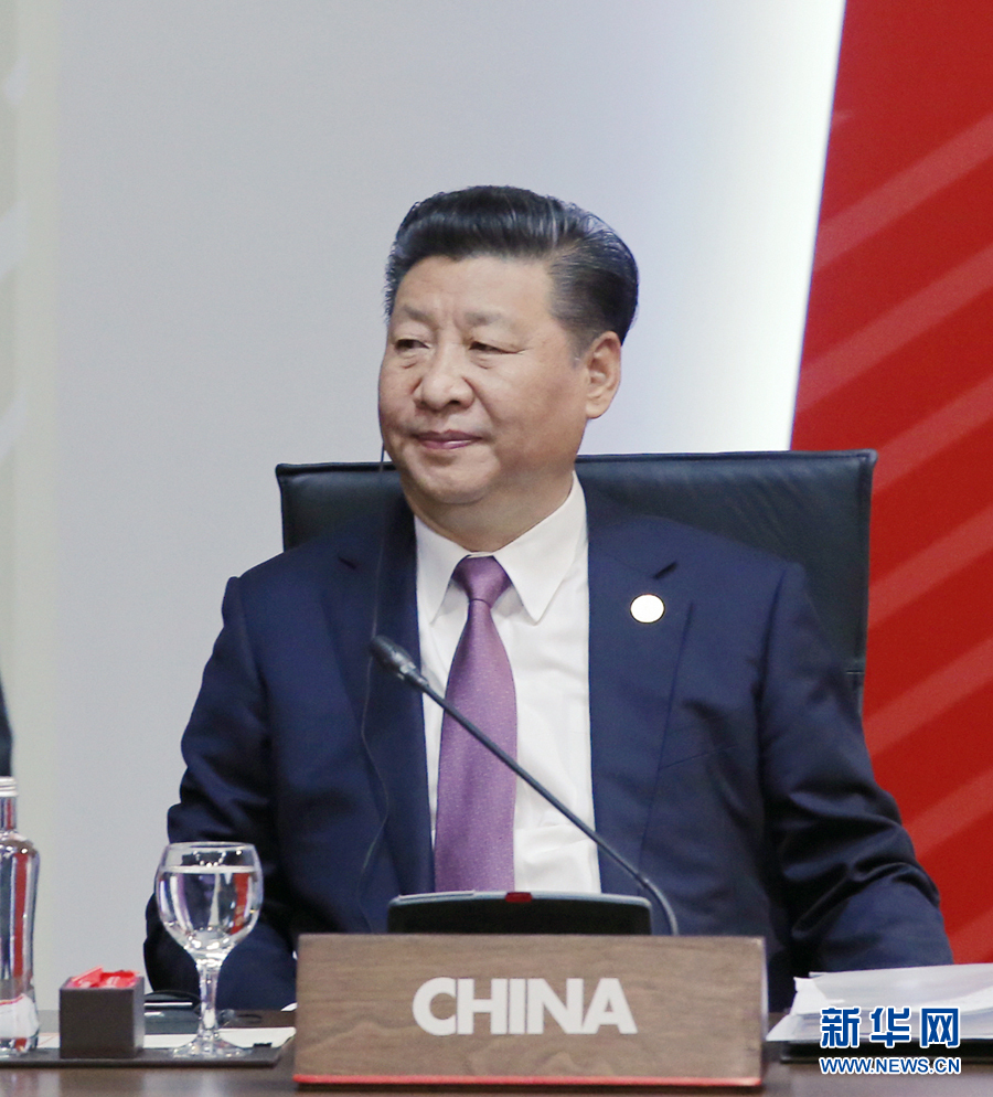 11月20日，亞太經(jīng)合組織第二十四次領(lǐng)導(dǎo)人非正式會(huì)議在秘魯利馬舉行。國(guó)家主席習(xí)近平出席并發(fā)表題為《面向未來(lái)開(kāi)拓進(jìn)取促進(jìn)亞太發(fā)展繁榮》的重要講話。 新華社記者 鞠鵬 攝