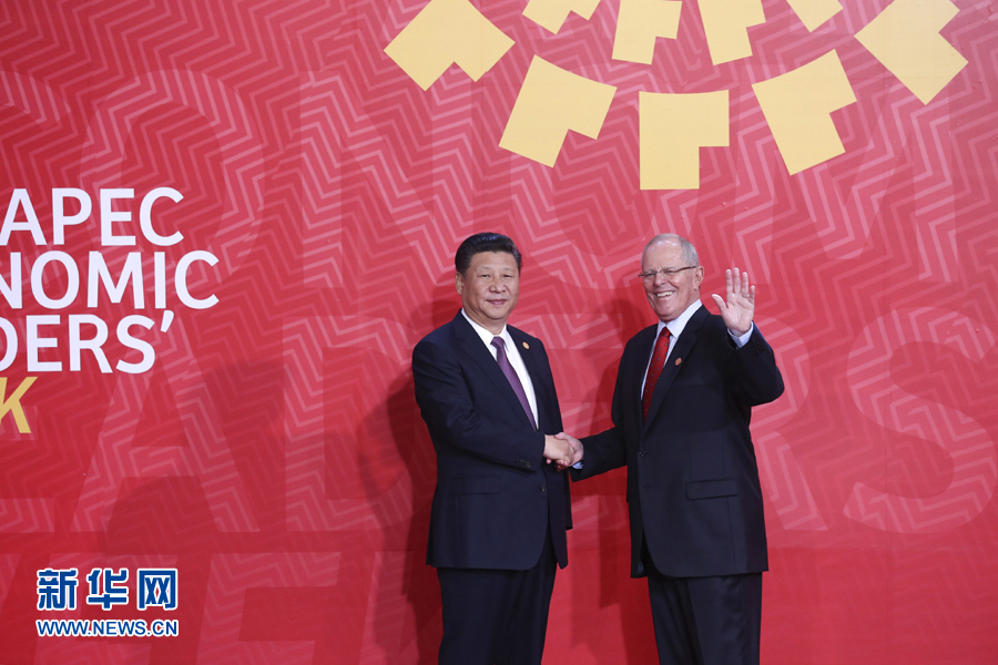 11月20日，亞太經(jīng)合組織第二十四次領(lǐng)導(dǎo)人非正式會(huì)議在秘魯利馬舉行。國(guó)家主席習(xí)近平出席并發(fā)表題為《面向未來(lái)開(kāi)拓進(jìn)取促進(jìn)亞太發(fā)展繁榮》的重要講話。這是會(huì)議開(kāi)始前，習(xí)近平受到秘魯總統(tǒng)庫(kù)琴斯基的熱情迎接。 新華社記者 龐興雷 攝