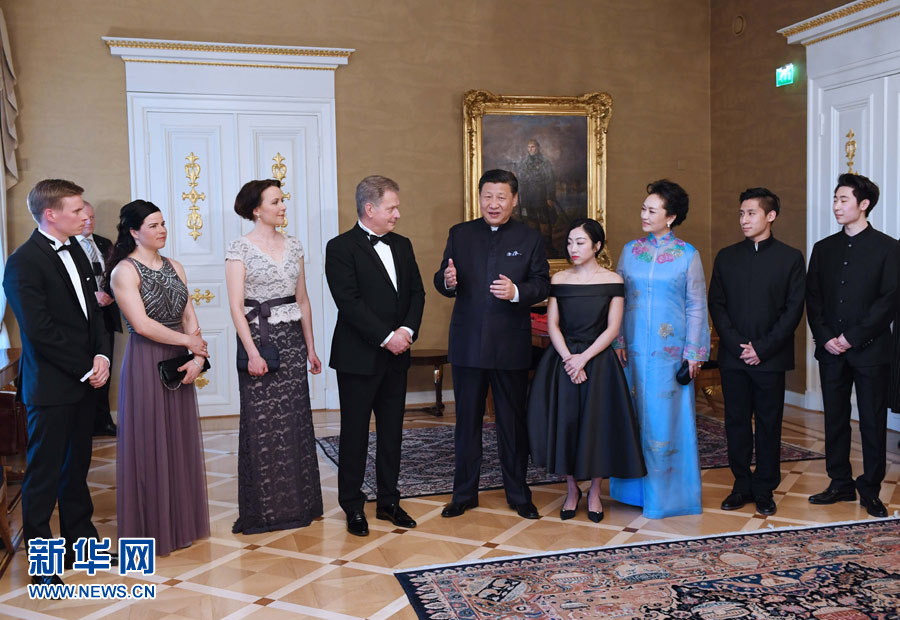 當?shù)貢r間4月5日晚，國家主席習近平和芬蘭總統(tǒng)尼尼斯托在赫爾辛基共同會見剛剛參加完2017年世界花樣滑冰錦標賽的中芬兩國冰雪運動員代表。習近平夫人彭麗媛和尼尼斯托夫人豪吉歐參加會見。新華社記者 饒愛民 攝