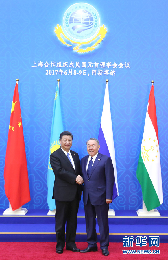 6月9日，國家主席習近平在哈薩克斯坦首都阿斯塔納出席上海合作組織成員國元首理事會第十七次會議并發表重要講話。這是習近平出席會議時，受到哈薩克斯坦總統納扎爾巴耶夫的熱情迎接。新華社記者 馬占成 攝