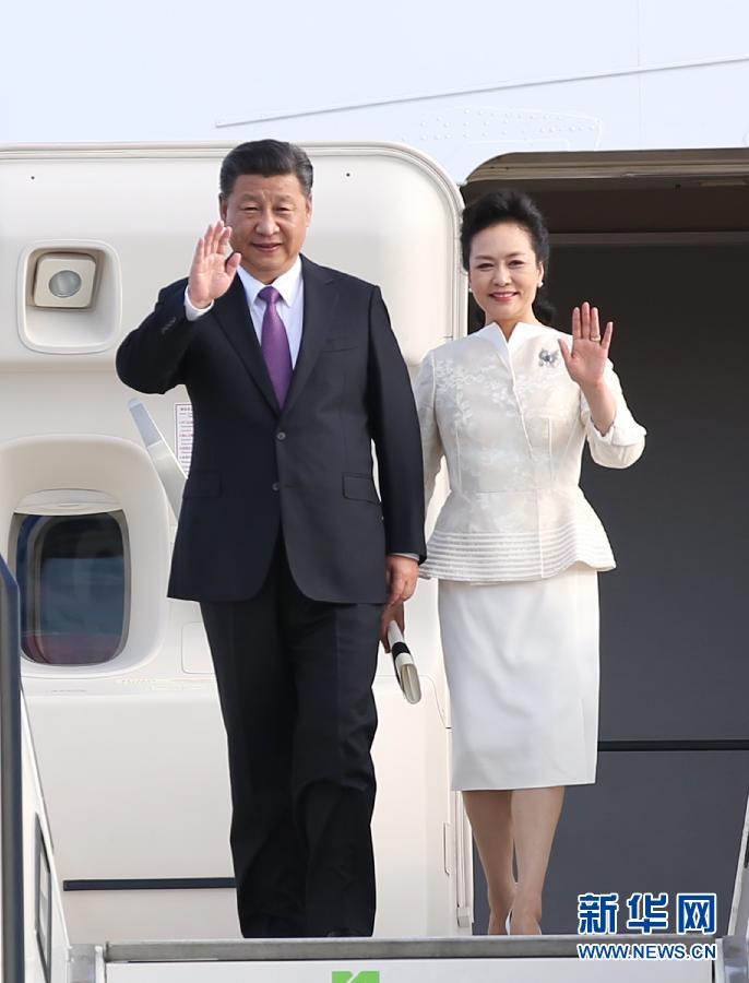 7月4日，國家主席習近平乘專機抵達柏林，開始對德意志聯邦共和國進行國事訪問。這是習近平和夫人彭麗媛步出艙門。 新華社記者 姚大偉 攝