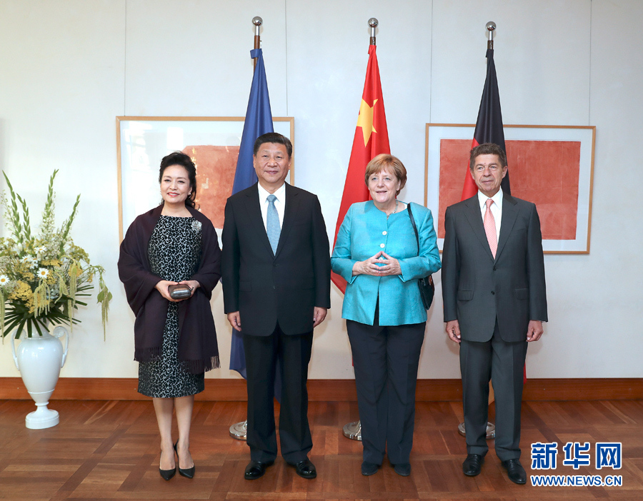 當地時間7月4日晚，剛剛抵達柏林的國家主席習近平在利伯曼故居同德國總理默克爾舉行會見。這是習近平和夫人彭麗媛抵達位于柏林市中心勃蘭登堡門附近的利伯曼故居時，受到默克爾和丈夫紹爾熱情迎接。新華社記者 馬占成 攝