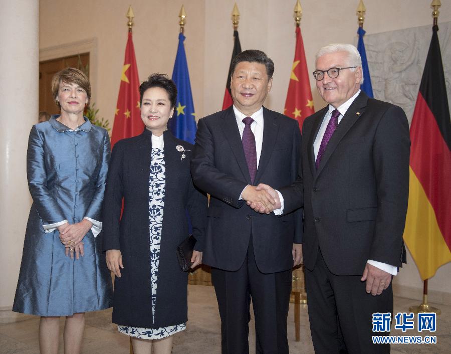 7月5日，國家主席習近平在柏林會見德國總統施泰因邁爾。會見前，施泰因邁爾在總統府花園為習近平舉行隆重歡迎儀式。這是習近平和夫人彭麗媛同施泰因邁爾夫婦合影。新華社記者 李學仁 攝