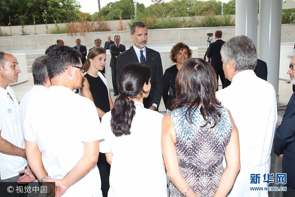 當(dāng)?shù)貢r間2017年8月19日，西班牙巴塞羅那，西班牙國王菲利普六世和萊蒂齊亞王后探望巴塞羅那恐襲案傷者。***_***BARCELONA, SPAIN - AUGUST 19:  In this handout photo provided by Casa de S.M. el Rey de Espana, King Felipe VI of Spain and Queen Letizia of Spain meets with medical staff as they arrive to visit last Thursday's terrorist attack victims at the Hospital de la Santa Creu i Sant Pau on August 19, 2017 in Barcelona, Spain. Thirteen people were killed and dozens injured in the Las Ramblas area of Barcelona when a van hit crowds on August 17.  (Photo by Casa de S.M. el Rey de Espana via Getty Images)