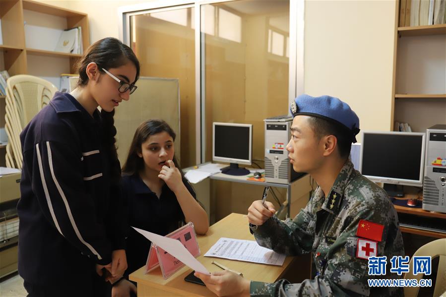 （新華網）（1）接力義診　傳遞友誼&mdash;&mdash;記中國赴黎維和醫療分隊在當地學校義診