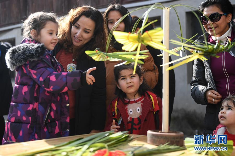 （社會）（1）外國友人在中國鄉村體驗民俗