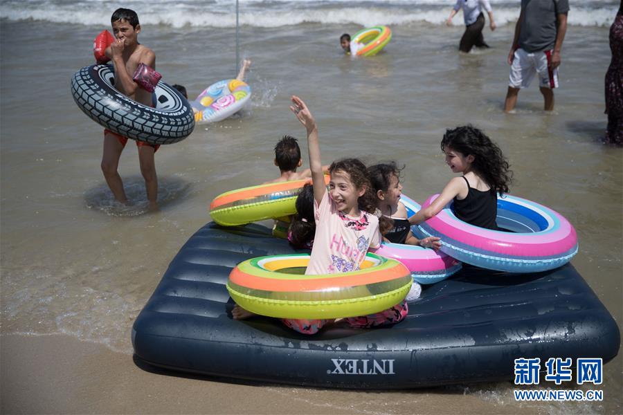 （國際&middot;圖文互動）（2）特寫：穿過檢查站去看海