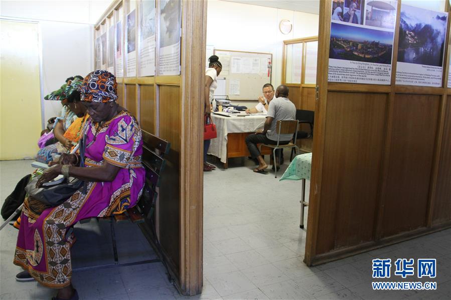 （國(guó)際&middot;圖文互動(dòng)）（2）通訊：讓中醫(yī)在納米比亞落地生根&mdash;&mdash;記三屆援納醫(yī)療隊(duì)醫(yī)生褚海林