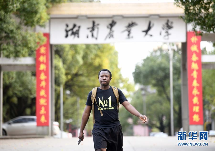 （在習(xí)近平新時(shí)代中國(guó)特色社會(huì)主義思想指引下&mdash;&mdash;新時(shí)代新作為新篇章&middot;總書記關(guān)切開放事&middot;圖文互動(dòng)）（9）來中國(guó)&ldquo;學(xué)種地&rdquo;的&ldquo;洋學(xué)生&rdquo;