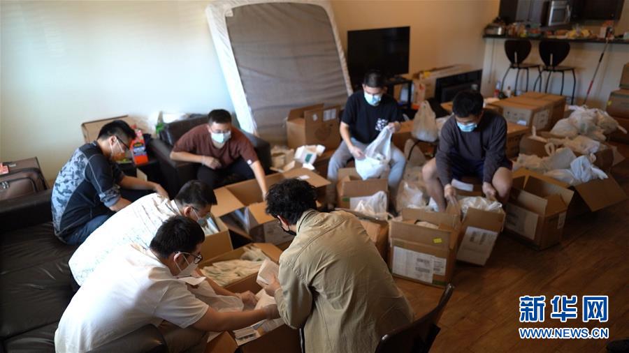 （國(guó)際疫情&middot;圖文互動(dòng)）（1）&ldquo;來自祖國(guó)濃濃的愛&rdquo;&mdash;&mdash;在美留學(xué)生領(lǐng)取&ldquo;健康包&rdquo;背后的故事