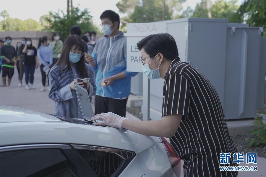 （國(guó)際疫情&middot;圖文互動(dòng)）（6）&ldquo;來自祖國(guó)濃濃的愛&rdquo;&mdash;&mdash;在美留學(xué)生領(lǐng)取&ldquo;健康包&rdquo;背后的故事