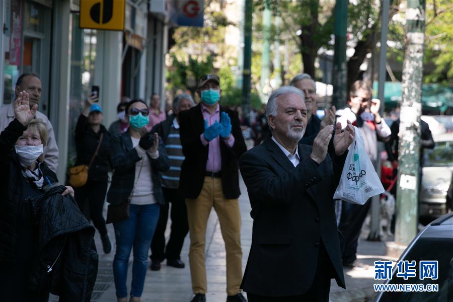 （國際疫情&middot;圖文互動）（1）雅典&ldquo;卡車音樂會&rdquo;致敬白衣天使
